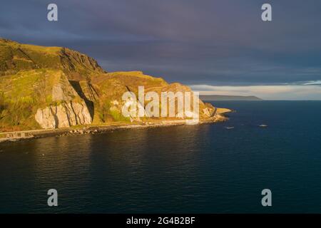 Nordirland, Großbritannien. Atlantikküste. Klippen und Causeway Coastal Route. Eine der malerischsten Küstenstraßen Europas. Luftaufnahme in der Nähe von Garron Point Stockfoto
