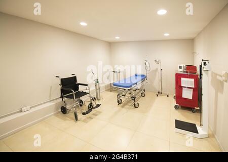 Ein leeres Bett in einem Krankenhauszimmer mit medizinischen Geräten Stockfoto