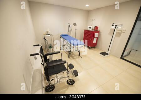 Ein leeres Bett in einem Krankenhauszimmer mit medizinischen Geräten Stockfoto