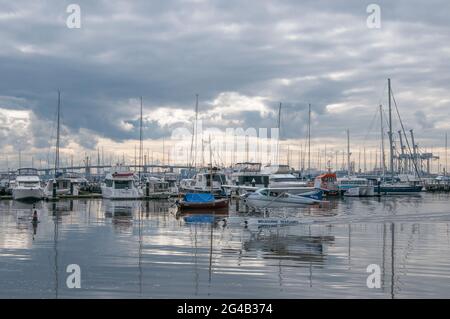 Über dem Ankerplatz in Williamtown an der Hobsons Bay überwintern die Wolken, und die Westgate Bridge ist sichtbar. Melbourne, Australien Stockfoto