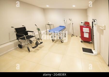 Ein leeres Bett in einem Krankenhauszimmer mit medizinischen Geräten Stockfoto