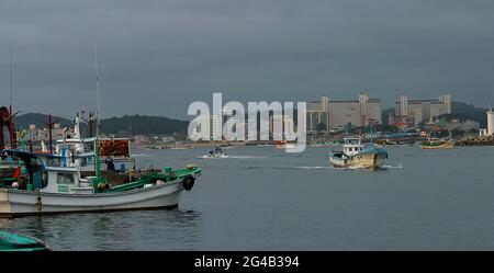 20. Juni 2021-Kosong, Südkorea-in Dieses Foto wurde am 13. Juni 2003 aufgenommen. Fischermänner, die am frühen Morgen im Fischereihafen im Hafen von Keojin, Kosong, Südkorea, arbeiteten. Kosong County in der Provinz Kangwon, Nordkorea. Sie liegt in der südlichsten Ecke Nordkoreas, unmittelbar nördlich der demilitarisierten Zone Koreas. Vor dem Ende des Koreakrieges im Jahr 1953 bildete sie zusammen mit der heutigen südkoreanischen Grafschaft mit dem gleichen Namen eine einzige Grafschaft. Bei einer anschließenden Reorganisation nahm der Landkreis den südlichen Teil des Landkreises Tongchon auf. Stockfoto