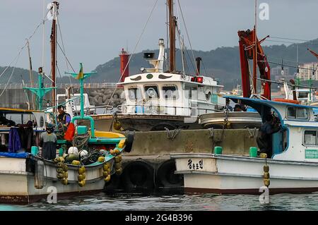 20. Juni 2021-Kosong, Südkorea-in Dieses Foto wurde am 13. Juni 2003 aufgenommen. Fischermänner, die am frühen Morgen im Fischereihafen im Hafen von Keojin, Kosong, Südkorea, arbeiteten. Kosong County in der Provinz Kangwon, Nordkorea. Sie liegt in der südlichsten Ecke Nordkoreas, unmittelbar nördlich der demilitarisierten Zone Koreas. Vor dem Ende des Koreakrieges im Jahr 1953 bildete sie zusammen mit der heutigen südkoreanischen Grafschaft mit dem gleichen Namen eine einzige Grafschaft. Bei einer anschließenden Reorganisation nahm der Landkreis den südlichen Teil des Landkreises Tongchon auf. Stockfoto