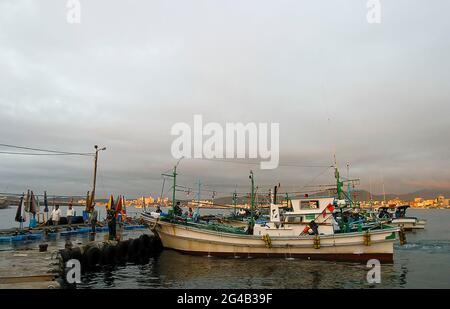 20. Juni 2021-Kosong, Südkorea-in Dieses Foto wurde am 13. Juni 2003 aufgenommen. Fischermänner, die am frühen Morgen im Fischereihafen im Hafen von Keojin, Kosong, Südkorea, arbeiteten. Kosong County in der Provinz Kangwon, Nordkorea. Sie liegt in der südlichsten Ecke Nordkoreas, unmittelbar nördlich der demilitarisierten Zone Koreas. Vor dem Ende des Koreakrieges im Jahr 1953 bildete sie zusammen mit der heutigen südkoreanischen Grafschaft mit dem gleichen Namen eine einzige Grafschaft. Bei einer anschließenden Reorganisation nahm der Landkreis den südlichen Teil des Landkreises Tongchon auf. Stockfoto