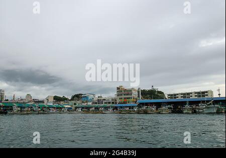 20. Juni 2021-Kosong, Südkorea-in Dieses Foto wurde am 13. Juni 2003 aufgenommen. Fischermänner, die am frühen Morgen im Fischereihafen im Hafen von Keojin, Kosong, Südkorea, arbeiteten. Kosong County in der Provinz Kangwon, Nordkorea. Sie liegt in der südlichsten Ecke Nordkoreas, unmittelbar nördlich der demilitarisierten Zone Koreas. Vor dem Ende des Koreakrieges im Jahr 1953 bildete sie zusammen mit der heutigen südkoreanischen Grafschaft mit dem gleichen Namen eine einzige Grafschaft. Bei einer anschließenden Reorganisation nahm der Landkreis den südlichen Teil des Landkreises Tongchon auf. Stockfoto