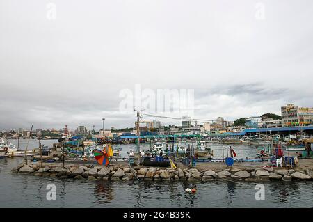 20. Juni 2021-Kosong, Südkorea-in Dieses Foto wurde am 13. Juni 2003 aufgenommen. Fischermänner, die am frühen Morgen im Fischereihafen im Hafen von Keojin, Kosong, Südkorea, arbeiteten. Kosong County in der Provinz Kangwon, Nordkorea. Sie liegt in der südlichsten Ecke Nordkoreas, unmittelbar nördlich der demilitarisierten Zone Koreas. Vor dem Ende des Koreakrieges im Jahr 1953 bildete sie zusammen mit der heutigen südkoreanischen Grafschaft mit dem gleichen Namen eine einzige Grafschaft. Bei einer anschließenden Reorganisation nahm der Landkreis den südlichen Teil des Landkreises Tongchon auf. Stockfoto