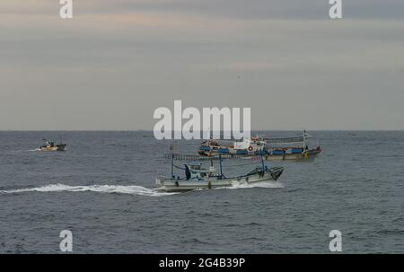 20. Juni 2021-Kosong, Südkorea-in Dieses Foto wurde am 13. Juni 2003 aufgenommen. Fischermänner, die am frühen Morgen im Fischereihafen im Hafen von Keojin, Kosong, Südkorea, arbeiteten. Kosong County in der Provinz Kangwon, Nordkorea. Sie liegt in der südlichsten Ecke Nordkoreas, unmittelbar nördlich der demilitarisierten Zone Koreas. Vor dem Ende des Koreakrieges im Jahr 1953 bildete sie zusammen mit der heutigen südkoreanischen Grafschaft mit dem gleichen Namen eine einzige Grafschaft. Bei einer anschließenden Reorganisation nahm der Landkreis den südlichen Teil des Landkreises Tongchon auf. Stockfoto