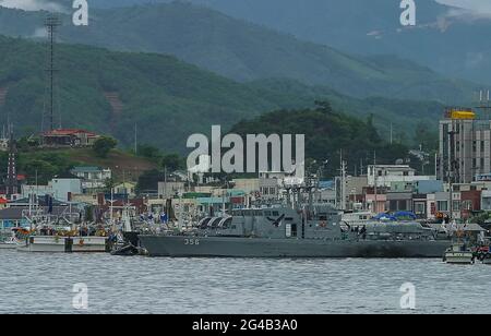 20. Juni 2021-Kosong, Südkorea-in Dieses Foto wurde am 13. Juni 2003 aufgenommen. Fischermänner, die am frühen Morgen im Fischereihafen im Hafen von Keojin, Kosong, Südkorea, arbeiteten. Kosong County in der Provinz Kangwon, Nordkorea. Sie liegt in der südlichsten Ecke Nordkoreas, unmittelbar nördlich der demilitarisierten Zone Koreas. Vor dem Ende des Koreakrieges im Jahr 1953 bildete sie zusammen mit der heutigen südkoreanischen Grafschaft mit dem gleichen Namen eine einzige Grafschaft. Bei einer anschließenden Reorganisation nahm der Landkreis den südlichen Teil des Landkreises Tongchon auf. Stockfoto