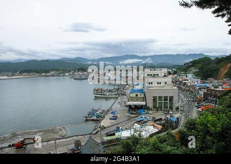 20. Juni 2021-Kosong, Südkorea-in Dieses Foto wurde am 13. Juni 2003 aufgenommen. Fischermänner, die am frühen Morgen im Fischereihafen im Hafen von Keojin, Kosong, Südkorea, arbeiteten. Kosong County in der Provinz Kangwon, Nordkorea. Sie liegt in der südlichsten Ecke Nordkoreas, unmittelbar nördlich der demilitarisierten Zone Koreas. Vor dem Ende des Koreakrieges im Jahr 1953 bildete sie zusammen mit der heutigen südkoreanischen Grafschaft mit dem gleichen Namen eine einzige Grafschaft. Bei einer anschließenden Reorganisation nahm der Landkreis den südlichen Teil des Landkreises Tongchon auf. Stockfoto