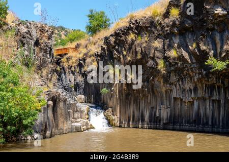 Israel, Golan Heights, Yehudiya Forest Nature Reserve Meshushim Pool - Hexagon Pool so genannt wegen der Form der Basaltfelsen in der Klippe in Stockfoto