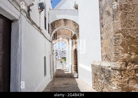 Arch in einer typischen Straße der Stadt Vejer de la Frontera in Cááárez, Andalusien, Spanien, Stockfoto