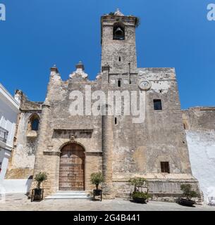 Die Kirche von Divino Salvador de Vejer de la Frontera, Cádiz, Spanien, ist eine Kirche im höchsten Teil der Stadt, innerhalb ihrer alten ummauerten Enklade Stockfoto