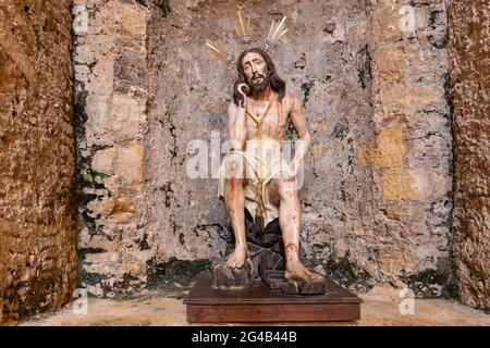Medina-Sidonia, Cidz, Spanien - 15. Juni 2021: Alte Schnitzerei, die Jesus Christus sitzend darstellt. Wahrscheinlich aus dem Mittelalter in der Kirche Stockfoto