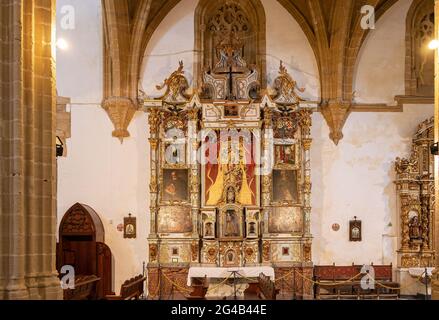 Medina-Sidonia, Cidz, Spanien - 15. Juni 2021: Altar unserer Lieben Frau von Antigua in der Kirche Santa Maria in der Stadt Medina-Sidonia in der PR Stockfoto
