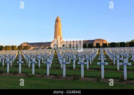 Erstes Licht über den Ersten Weltkrieg Douaumont Ossuary & Fleury-devant-Douaumont National Necropolis in Douaumont-Vaux (Meuse), Frankreich Stockfoto