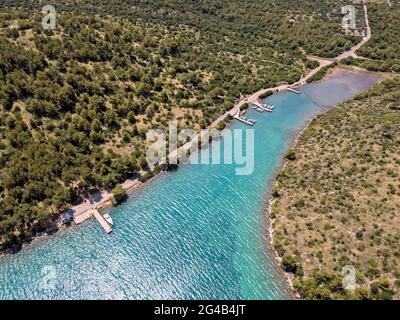 Luftaufnahme von Fischerbooten, die in der Nähe der Anlegestelle auf der Insel Dugi Otok vor der Stadt Zadar, Kroatien, festgemacht sind. Urlaub und Tourismus Stockfoto