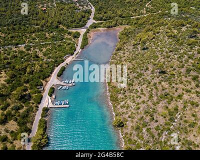 Luftaufnahme von Fischerbooten, die in der Nähe der Anlegestelle auf der Insel Dugi Otok vor der Stadt Zadar, Kroatien, festgemacht sind. Urlaub und Tourismus Stockfoto