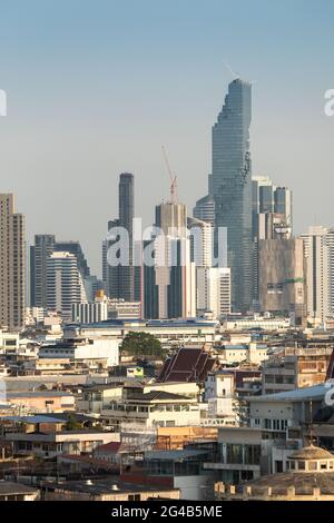 Hotels und Gebäude in der Stadt Bangkok von Wat Saket, Golden Mountain, Thailand, mit Luftverschmutzung auf der Skyline Stockfoto