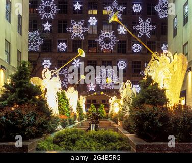 2007 HISTORISCHE WEIHNACHTSENGEL SAKS KAUFHAUS LICHT ANZEIGE FIFTH AVENUE ROCKEFELLER CENTER (©RAYMOND HOOD 1939) MANHATTAN NEW YORK CITY USA Stockfoto