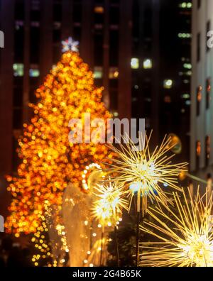 2007 HISTORISCHE WEIHNACHTSBAUMLICHTER ROCKEFELLER CENTER (©RAYMOND HOOD 1939) MANHATTAN NEW YORK CITY USA Stockfoto