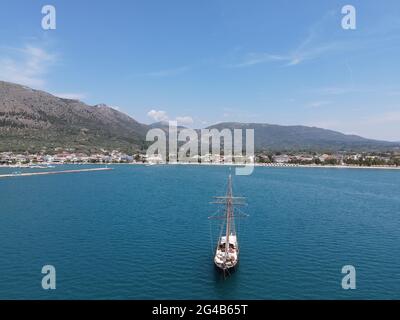 Luftaufnahme Holzaltes Schiff Segeln In Der Küste Von Plataria Stadt In Der Nähe Von Igoumenitsa Stadt In Griechenland Stockfoto