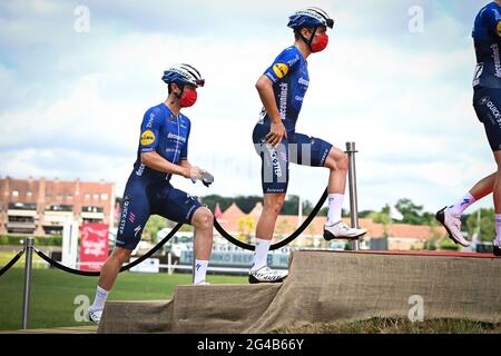 Der Belgier Yves Lampaert von Deceuninck - Quick-Step und der Belgier Remco Evenepoel von Deceuninck - Quick-Step beim Start des Herren-Elite-Rennens bei der Be Stockfoto