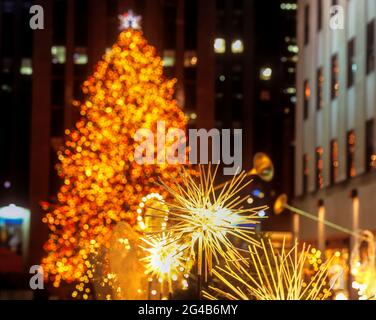 2007 HISTORISCHE WEIHNACHTSBAUMLICHTER ROCKEFELLER CENTER (©RAYMOND HOOD 1939) MANHATTAN NEW YORK CITY USA Stockfoto