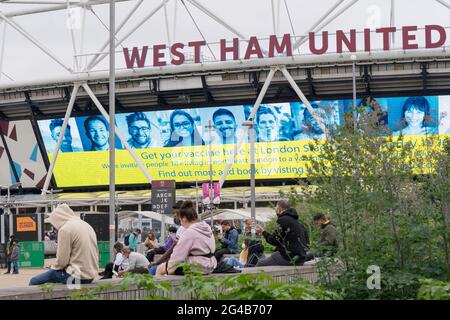 Geimpfte Personen sitzen vor dem Impfzentrum Covid-19 im Olympiastadion Stratford, East London, England, Großbritannien, Super Saturday Stockfoto