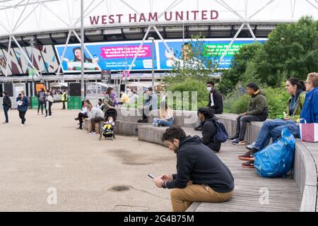 Geimpfte Personen sitzen vor dem Impfzentrum Covid-19 im Olympiastadion Stratford, East London, England, Großbritannien, Super Saturday Stockfoto