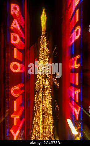 2007 HISTORISCHE WEIHNACHTSBAUMLICHTER RADIO CITY MUSIC HALL ROCKEFELLER CENTER (©RAYMOND HOOD 1939) SIXTH AVENUE MANHATTAN NEW YORK CITY USA Stockfoto