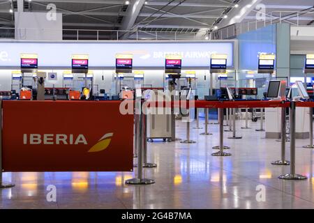 Check-in-Schalter für IBERIA, IAG Group, British Airways am Londoner Flughafen Heahrow, England, Großbritannien Stockfoto