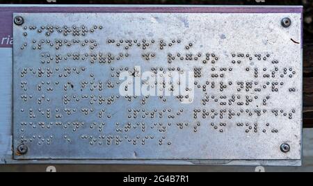 Metallplatte in Braille-Buchstaben geschrieben Stockfoto