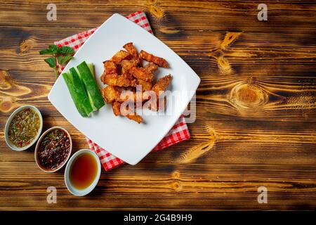 Gebratenes Schweinefleisch auf Holzboden legen Stockfoto