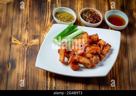 Gebratenes Schweinefleisch auf Holzboden legen Stockfoto