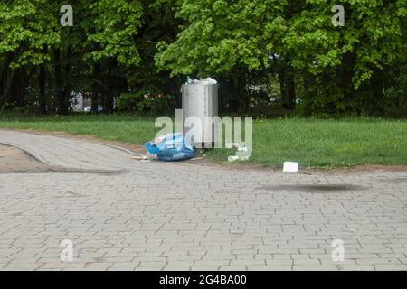 Sankt Petersburg, Russland - 15. Mai 2021: Volle Mülltonne in einem Park. Müll und Dreck auf der Straße Stockfoto