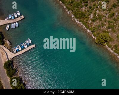 Luftaufnahme von Fischerbooten, die in der Nähe der Anlegestelle auf der Insel Dugi Otok vor der Stadt Zadar, Kroatien, festgemacht sind. Urlaub und Tourismus Stockfoto