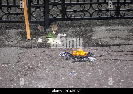 LONDON, ENGLAND - 15. Mai 2021: Bei einem Marsch für Palästina-Demonstration brannte die israelische Flagge auf dem Boden Stockfoto