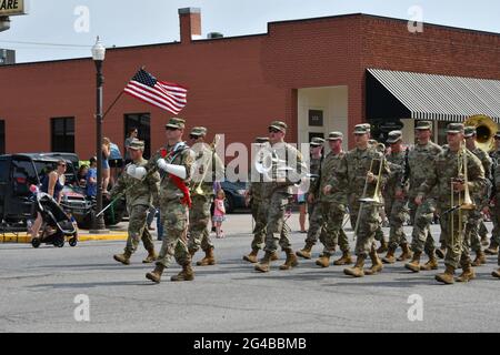 Die 1. Infantry Division Band aus Fort Riley marschiert in der Parade der Council Grove Washungadays am 19. Juni 2021. Kredit: Mark Reinstein/MediaPunch Stockfoto