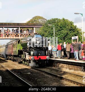 Der neu gebaute Tornado der Klasse A1 pacific No 60163 hält an einem Wasserstopp in Kemble mit der Thames Tornado Railtour. 7th. November 2009. Stockfoto
