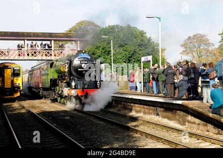 Der neu gebaute Tornado der Klasse A1 pacific No 60163 hält an einem Wasserstopp in Kemble mit der Thames Tornado Railtour. 7th. November 2009. Stockfoto