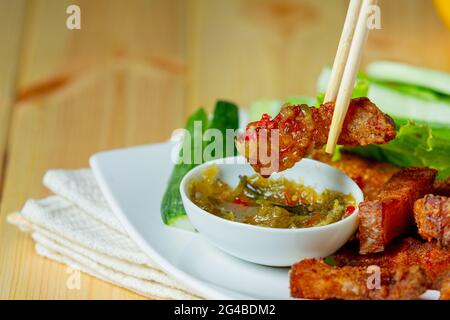 Gebratenes Schweinefleisch auf Holzboden legen Stockfoto