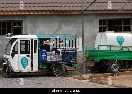 18. Juni 2021, Nairobi, Kiambu County, Kenia: Ein elektrischer Tuk Tuk, der zu den Wash Me Please Mobile Carwash gehört, bekommt eine Wasserauffüllung auf dem Parkplatz.die Wash Me Please ist ein kenianisches Startup-Unternehmen, das bequeme mobile Autowaschdienste von zu Hause oder am Arbeitsplatz aus anbietet, um die zu bekämpfen Verbreitung von Covid-19. Wash Me Please ist Detailing and Carwash Company, die zu Beginn der Pandemie von Covid-19 gegründet wurde. Sie bieten ihren Kunden mobile Autowaschdienste über eine mobile App an, mit der sie ihren Service anfordern. Dieser Service hat ein sicheres Spa angeboten Stockfoto