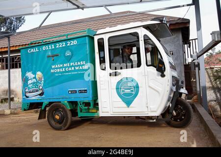 18. Juni 2021, Nairobi, Kiambu County, Kenia: Einer der Mitarbeiter von Wash Me Please Mobile Carwash im elektrischen Tuk Tuk an der Parkbucht, nachdem er zu einem Kunden nach Hause geschickt wurde.die Wash Me please ist ein kenianisches Startup-Unternehmen, das komfortable mobile Autowaschdienste bequem von zu Hause oder am Arbeitsplatz aus anbietet Um die Ausbreitung von Covid-19 zu bekämpfen. Wash Me Please ist Detailing and Carwash Company, die zu Beginn der Pandemie von Covid-19 gegründet wurde. Sie bieten ihren Kunden mobile Autowaschdienste über eine mobile App an, mit der sie ihren Service anfordern können Stockfoto