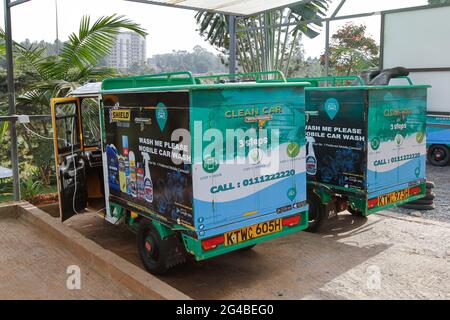 18. Juni 2021, Nairobi, Kiambu County, Kenia: Die elektrischen Tuk Tuks, die Teil einer Flotte der Wash Me Please Mobile Carwash sind, haben gesehen, wie sie an ihrem Parkplatz aufgeladen wurden. Das Aufladen dauert etwa 8 Stunden und kann bis zu zwei Tage lang vollständig ausgeführt werden.die Wash Me please ist ein kenianisches Startup-Unternehmen, das bequeme mobile Autowaschdienste bequem von zu Hause oder am Arbeitsplatz anbietet, um die Ausbreitung von Covid-19 zu bekämpfen. Wash Me Please ist Detailing and Carwash Company, die zu Beginn der Pandemie von Covid-19 gegründet wurde. Sie bieten ihren Kunden mobile Autowaschdienste über eine mobile App an Stockfoto