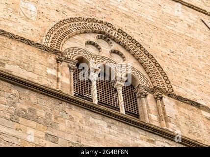 Fenster mit Lavasteineinlagen des Palace Steri Chiaramonte, Palermo, Sizilien, Süditalien Stockfoto