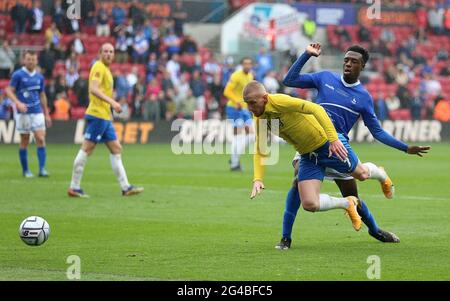 Connor Lemonheigh-Evans von Torquay United (links) geht unter dem Druck von Timi Odusina, Hartlepool United, während des Playoff-Finales der Vanarama National League in Ashton Gate, Bristol, zu Boden im Strafraum. Stockfoto