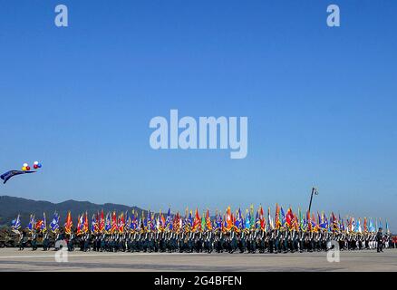 20. Juni 2021-Sungnam, Südkorea-südkoreanische Militärsoldaten stehen für ihre Generalprobe am Gründungstag auf dem Luftwaffenstützpunkt in Sungnam, Südkorea, in Pose. Stockfoto