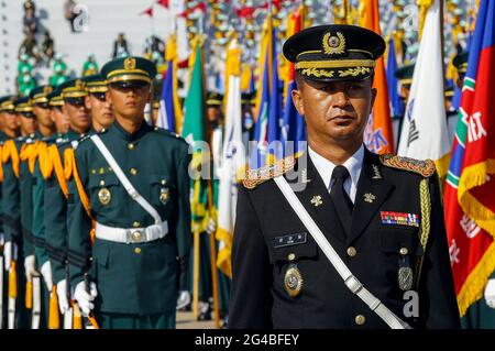 20. Juni 2021-Sungnam, Südkorea-südkoreanische Militärsoldaten stehen für ihre Generalprobe am Gründungstag auf dem Luftwaffenstützpunkt in Sungnam, Südkorea, in Pose. Stockfoto