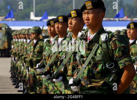 20. Juni 2021-Sungnam, Südkorea-südkoreanische Militärsoldaten stehen für ihre Generalprobe am Gründungstag auf dem Luftwaffenstützpunkt in Sungnam, Südkorea, in Pose. Stockfoto