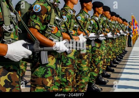 20. Juni 2021-Sungnam, Südkorea-südkoreanische Militärsoldaten stehen für ihre Generalprobe am Gründungstag auf dem Luftwaffenstützpunkt in Sungnam, Südkorea, in Pose. Stockfoto